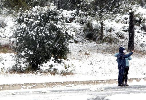 Dos personas observan una de las zonas nevadas