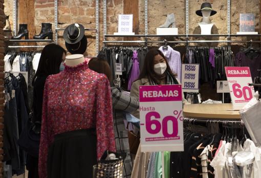 Interior de una tienda que ofrece descuentos de hasta el 60%