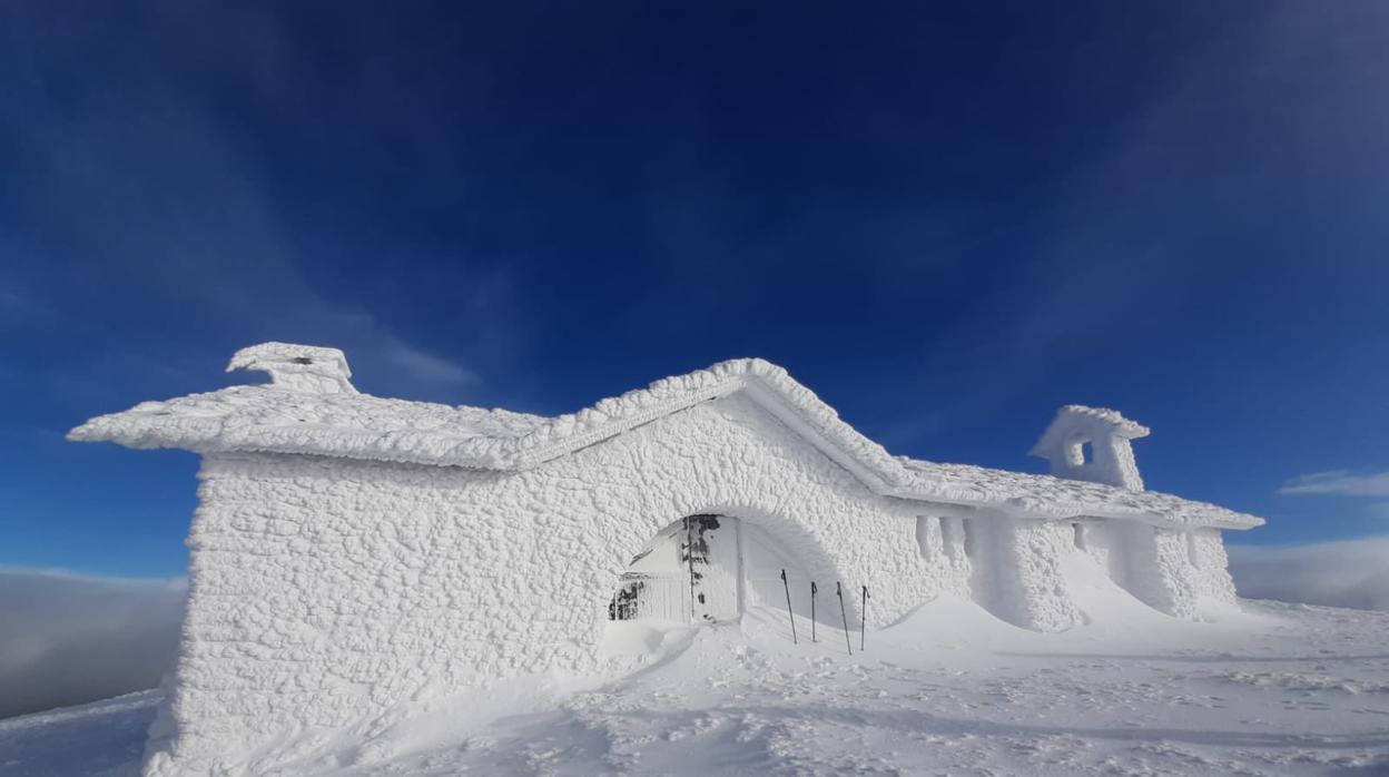 Imagen de la ermita de San Donato en Navarra estos días, difundida en Twitter por Meteo Navarra.