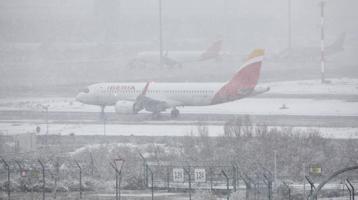 Aviones en el aeropuerto de Barajas, este viernes por la tarde