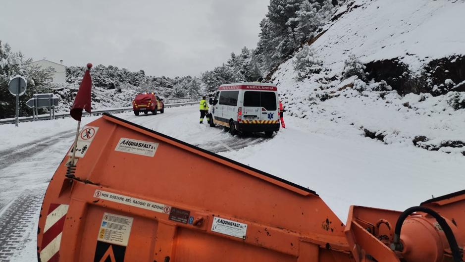 Imágenes de una ambulancia bloqueada en la nieve por la borrasca Filomena en Castellón