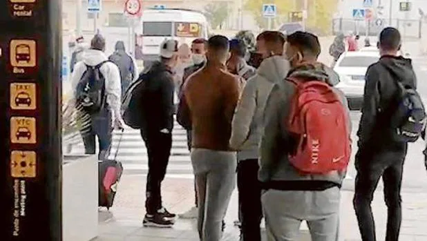 Abren expediente al jefe policial del aeropuerto de Granada por no identificar a los inmigrantes que llegaron de Canarias
