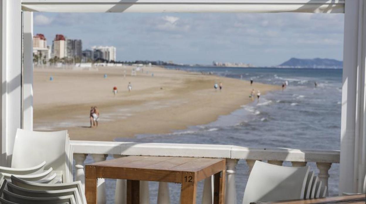 Paseantes en una playa de Valencia, en imagen de archivo