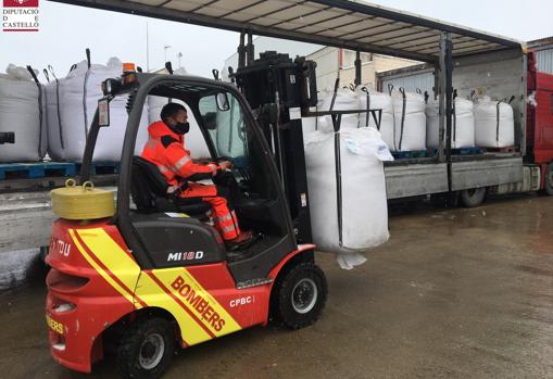 Transporte de toneladas de sal para fundir la nieve