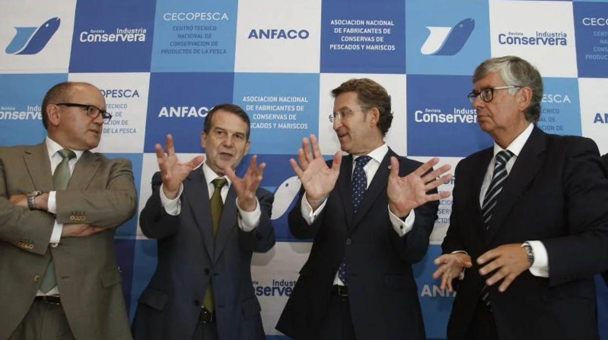 Juan Vieites, primero por la derecha, en un evento en 2015, junto a Feijóo y Abel Caballero