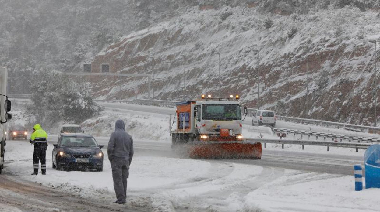 En la imagen, fuerte nevada esta mañana en El Bruc (Barcelona), que no afectó a la capital