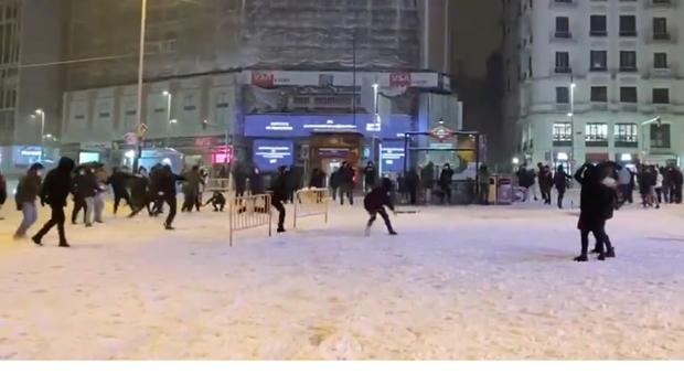 Batalla campal a bolazos de nieve en Gran Vía