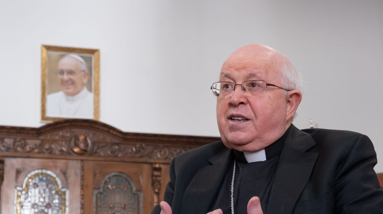 El Arzobispo compostelano, durante la conversación con este diario