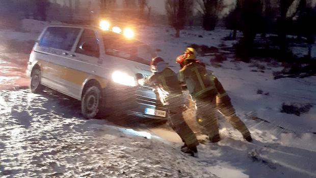 La nieve y el hielo provocan incidencias en 150 tramos de carreteras en Castilla y León