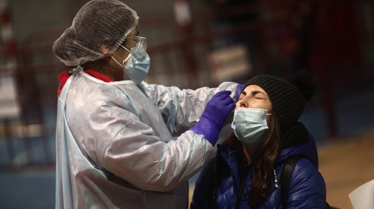 Una sanitaria realiza un test de antígenos en la zona de Felipe II, en Móstoles