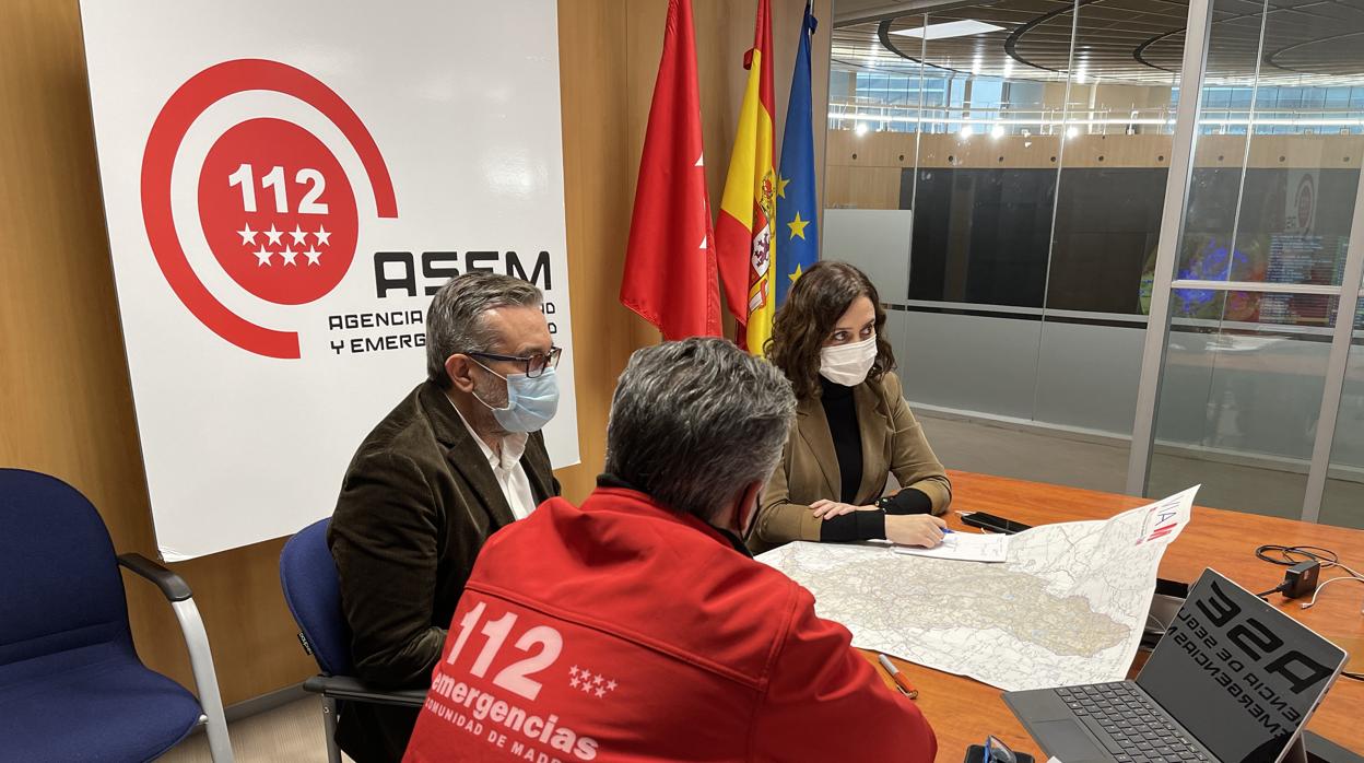 Díaz Ayuso, en la reunión de coordinación del Platercam junto al consejero Enrique López y el director general de emergencias Carlos Novillo (de espaldas)