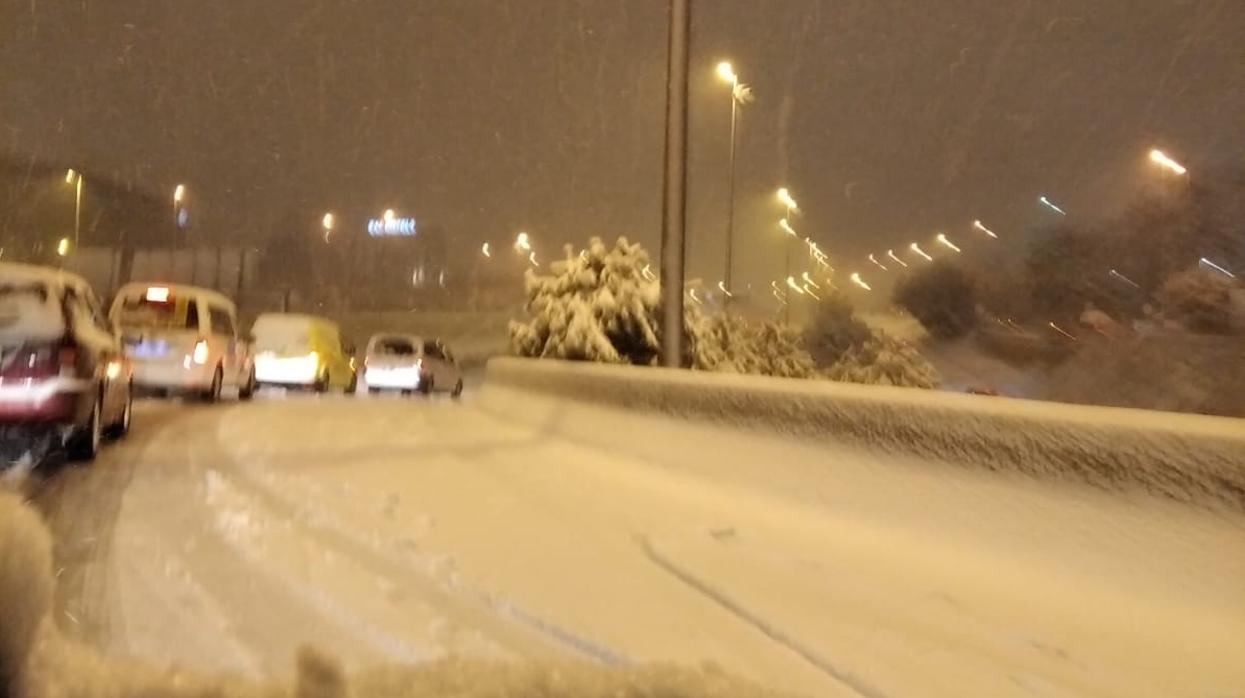 Vehículos atrapados en una carretera de acceso a Madrid al filo de la medianoche