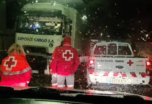 Personal de la Cruz Roja en labores de asistencia a los conductores atrapados