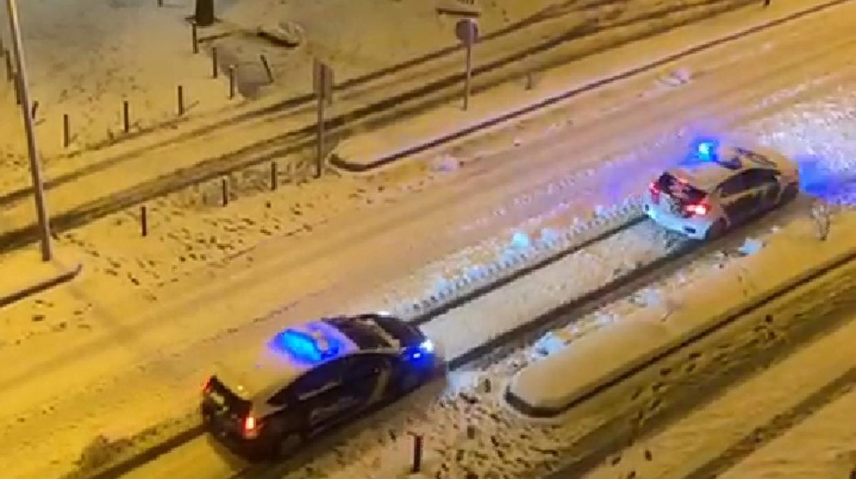 Un coche de la Policía Nacional y otro de la Policía local acudieron al aviso