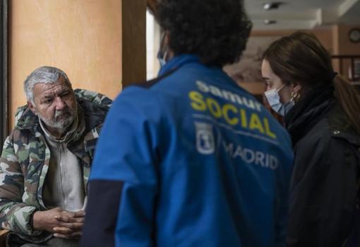 Víctor Marius charla con los trabajadores del Samur Social