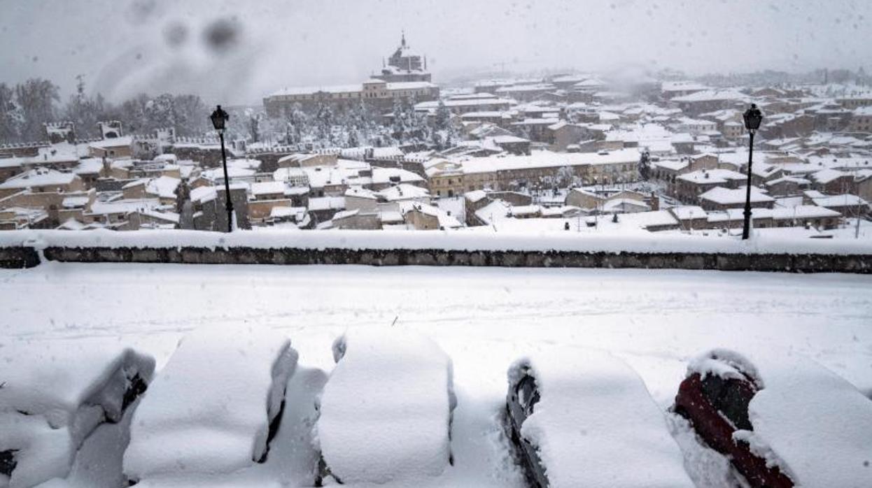 Varios coches permanecen enterrados bajo la nieve en la calle Gerardo Lobo en Toledo