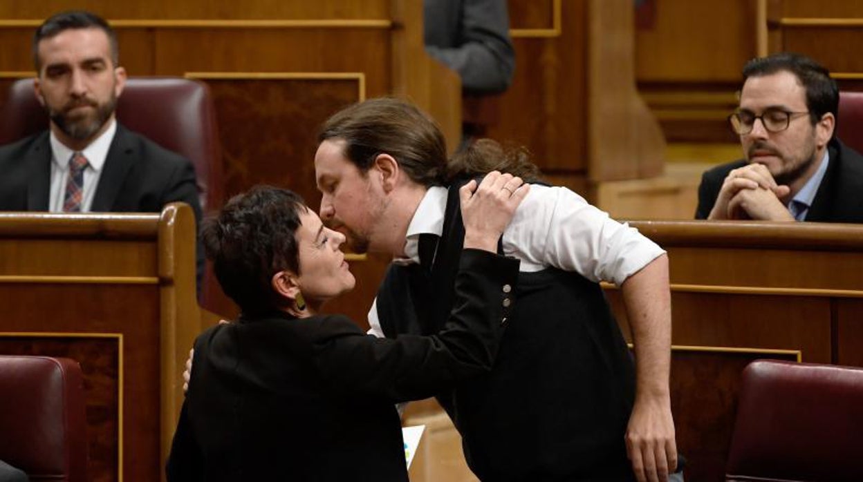 Pablo Iglesias saluda a la portavoz de Bildu Mertxe Aizpurua en el Congreso
