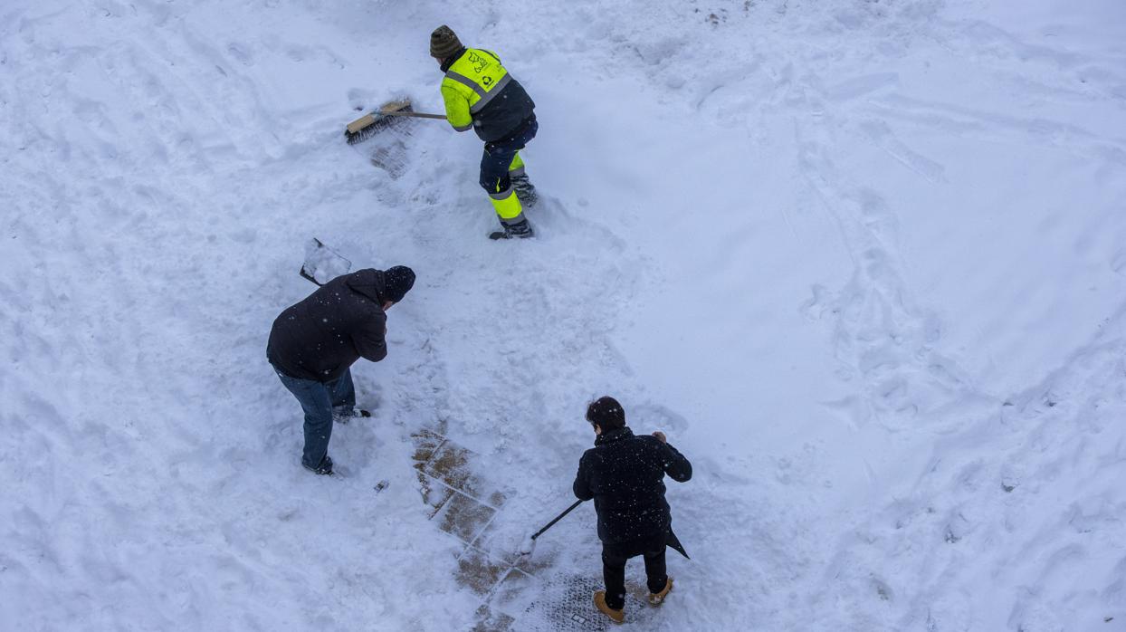 Colaboración ciudadana para apoyar a la incesante labor de los operativos en la retirada de nieve de las calles