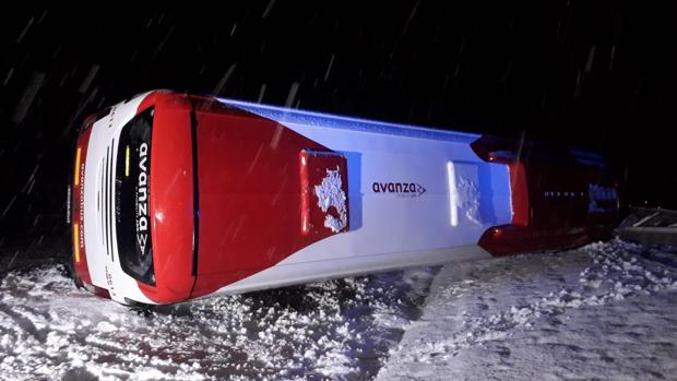 Rescatados los viajeros de un autobús que volcó por la nieve y el hielo en la autovía Zaragoza-Huesca