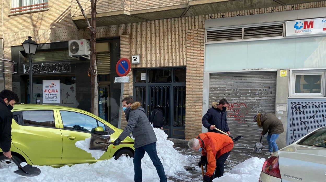 El presidente del PP, Pablo Casado, ha ayudado a limpiar la entrada de varios centros de salud en Madrid