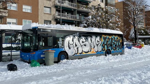 Los actos vandálicos de la gran nevada en Madrid: batalla campal de bolas de nieve y autobuses con pintadas