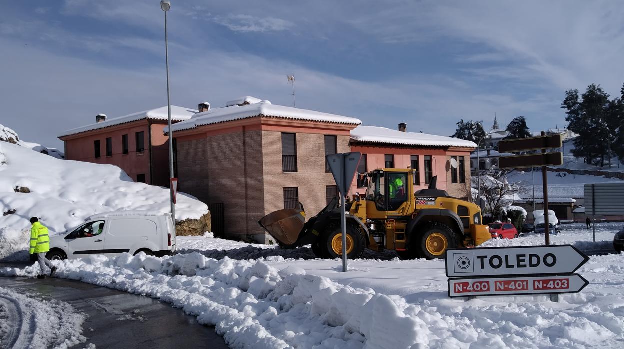 Una máquina retira la nieve de la calzada