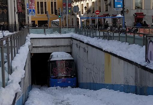 Los actos vandálicos de la gran nevada en Madrid: batalla campal de bolas de nieve y autobuses con pintadas