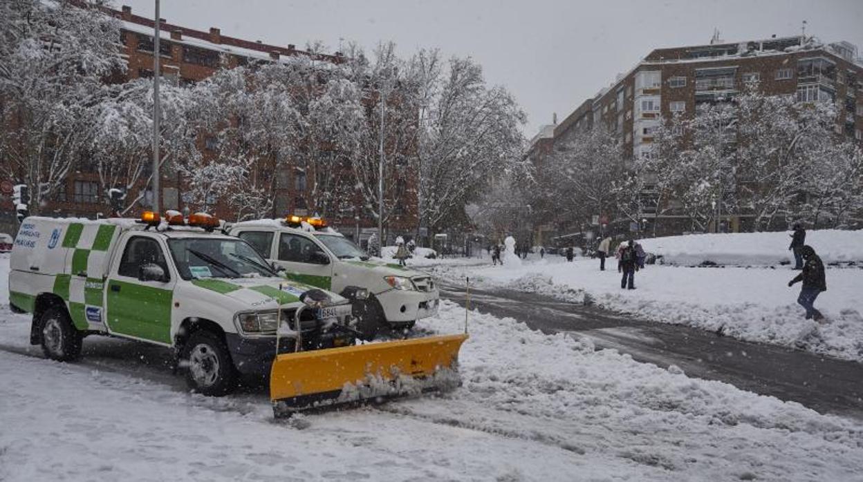 Vehículos del Ayuntamiento de Madrid dotados con palas actuando como quitanieves en la glorieta de Santa María de la Cabeza