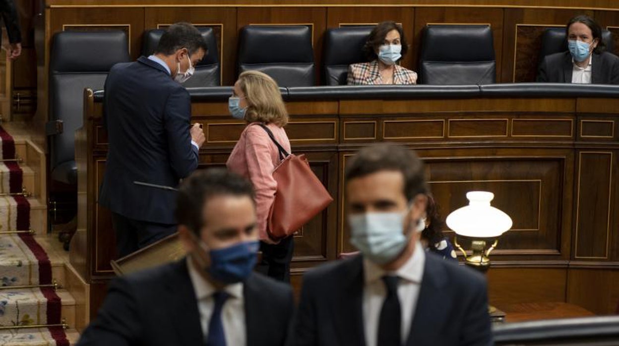 Teodoro García Egea y Pablo Casado, con Pedro Sánchez al fondo