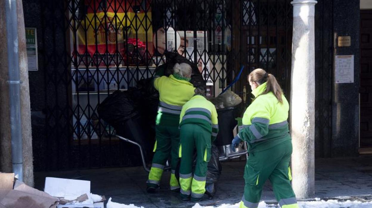 Efectivos de limpieza en las calles de Alcalá de Henares