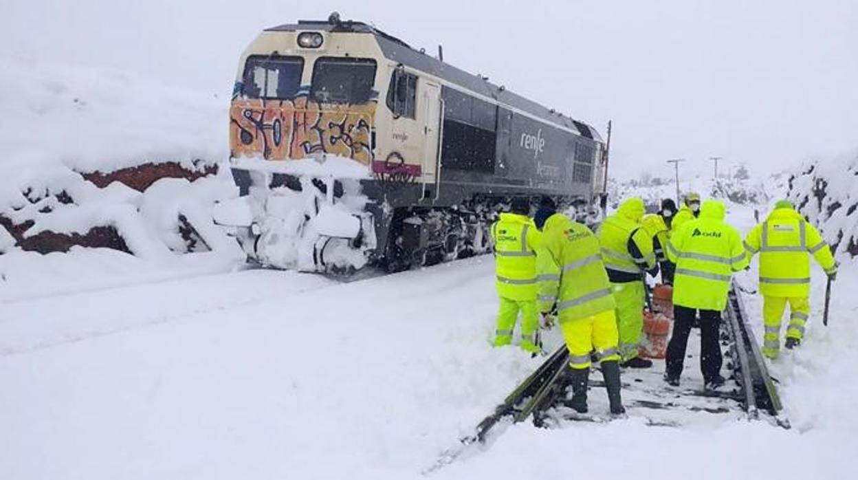 Trabajos de retirada de la nieve en vías Teruel, tras el paso de la borrasca Filomena