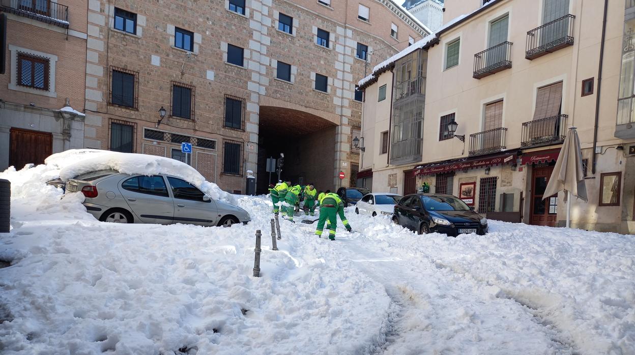 Varios de los operarios del Ayuntamiento de Toledo trabajando en la plaza de los sindicatos