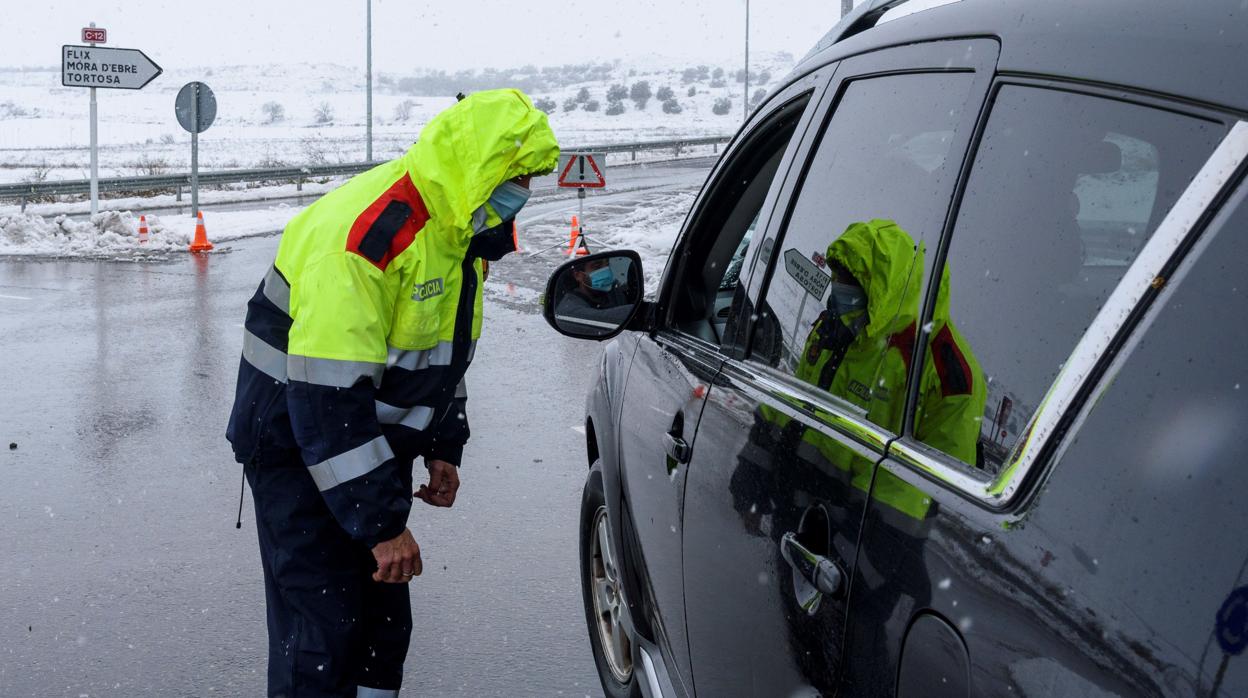 Controles de carretera por las nevadas en la localidad de Alfes, Lérida