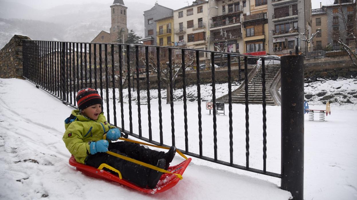 Un total de 2.387 hogares catalanes siguen sin luz en 21 municipios por las nevadas de «Filomena».