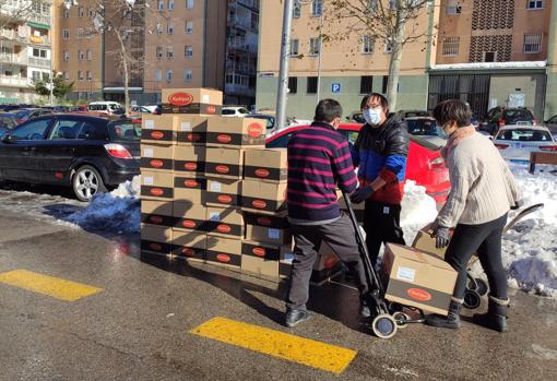 Comerciantes asiáticos reciben cajas de productos, este lunes