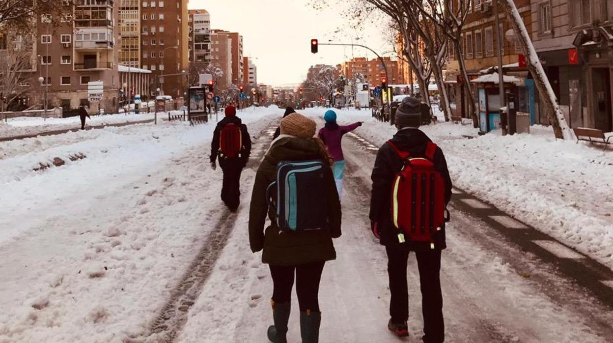 Enfermeras de hospitalización a domicilio del Gregorio Marañón comienzan la jornada, ayer, por las calles nevadas de Madrid