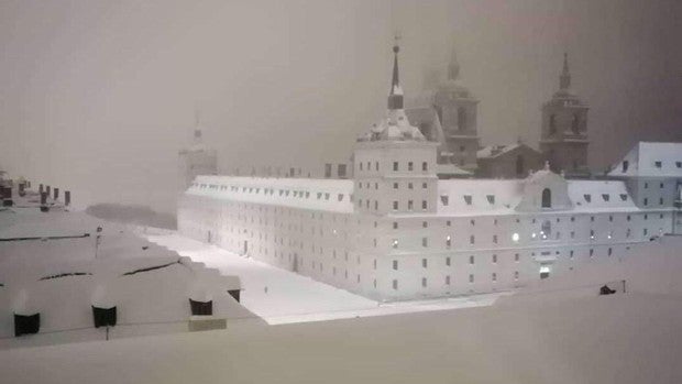 La insólita imagen de El Escorial cubierto de niebla que ha dejado Filomena