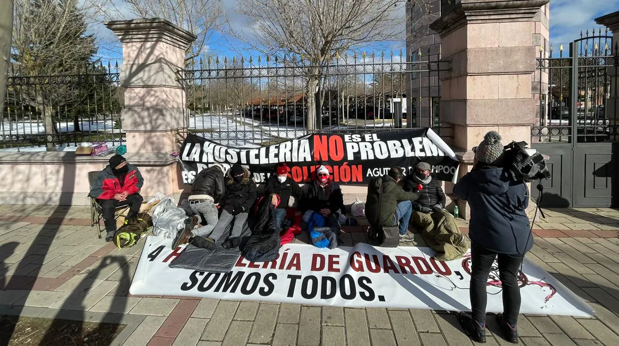 Hosteleros de Guardo (Palencia) concentrados ante la sede de la Junta