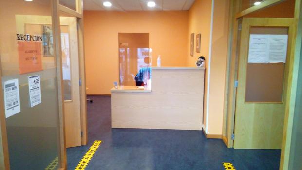 Trasladan de manera «forzosa» al agente que declaró en el caso por la detención ilegal en un banco de Carballo