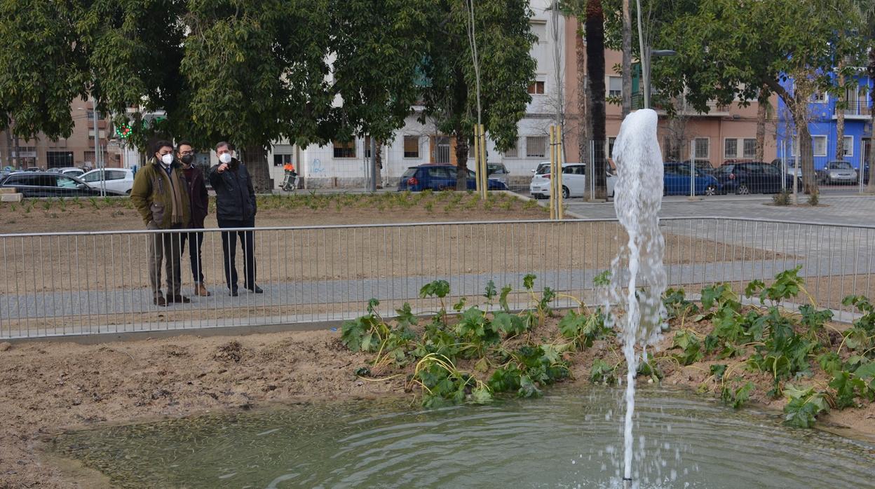 El alcalde y el concejal de Urbanismo, durante su visita a la nueva plaza