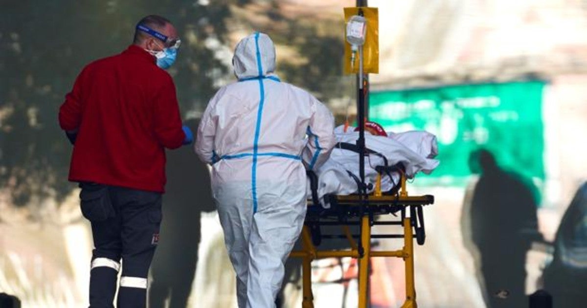 Dos profesionales sanitarios trasladan a un paciente en el hospital de Bellvitge, este lunes