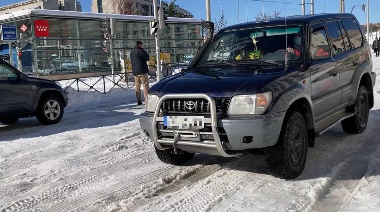 Un conductor de un todoterreno, a las puertas del hospital de La Paz, para trasladar a los sanitarios