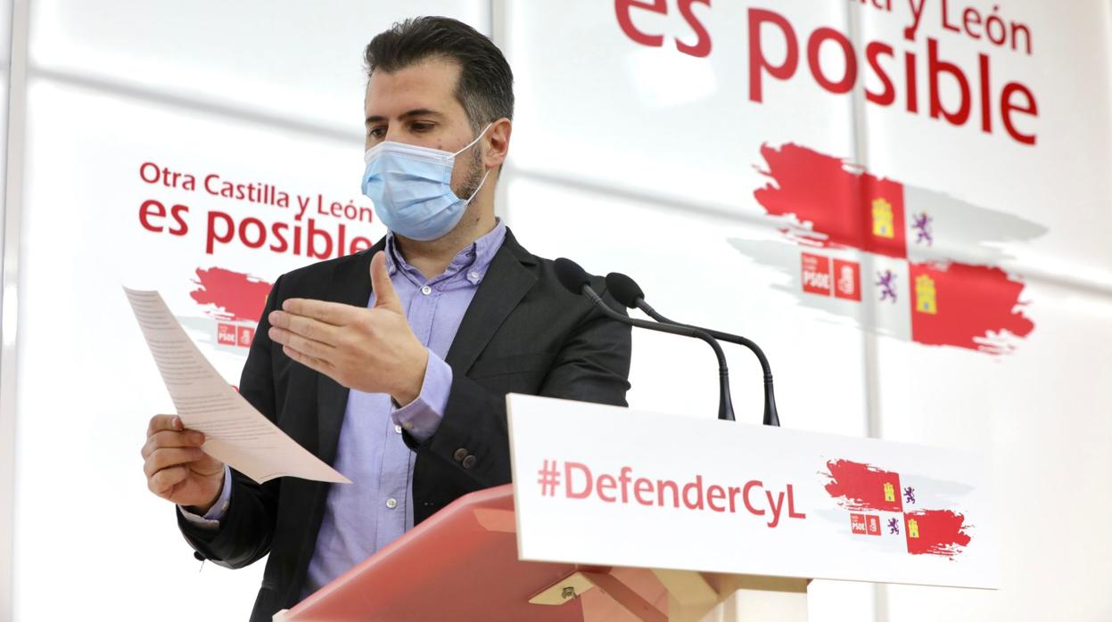 El secretario general del PSOE de Castilla y León, Luis Tudanca, durante la rueda de prensa