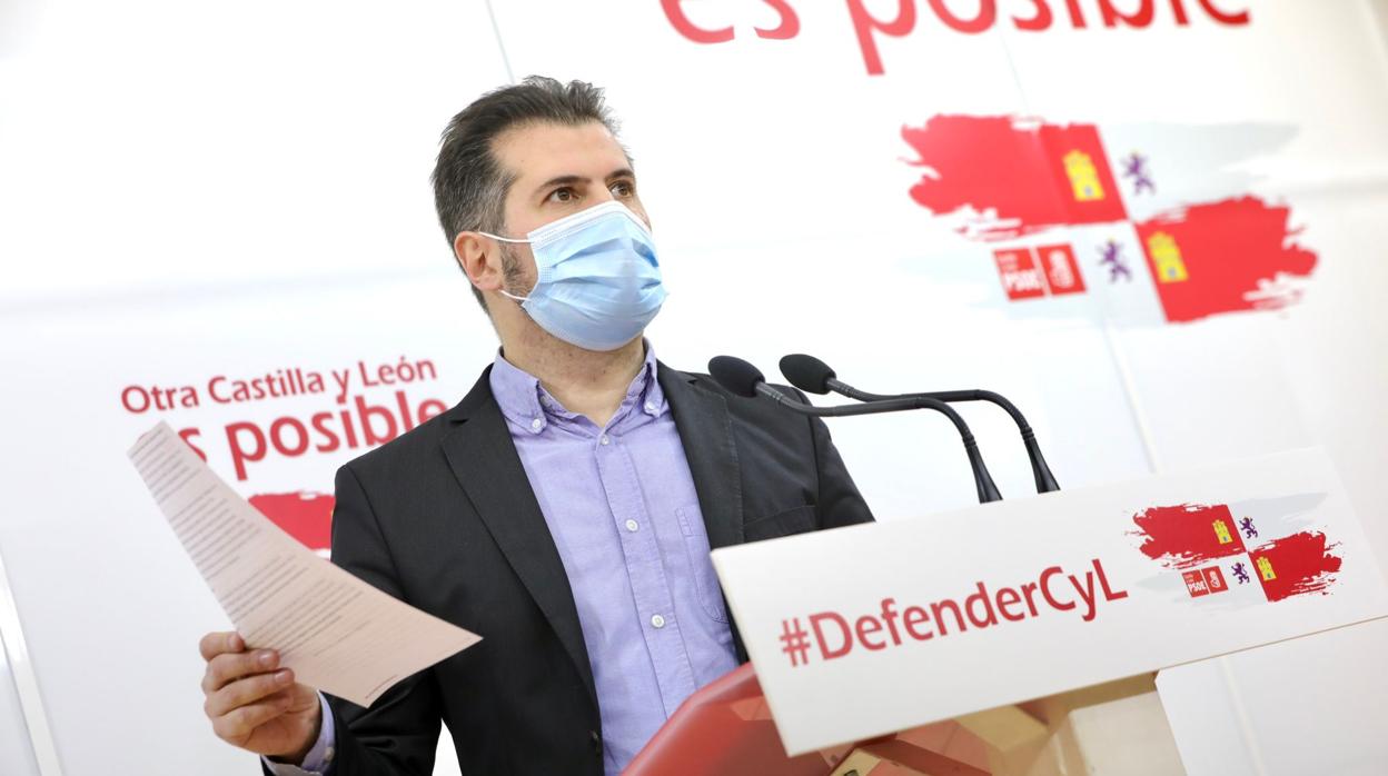 El líder del PSOE de Castilla y León, Luis Tudanca, durante la rueda de prensa