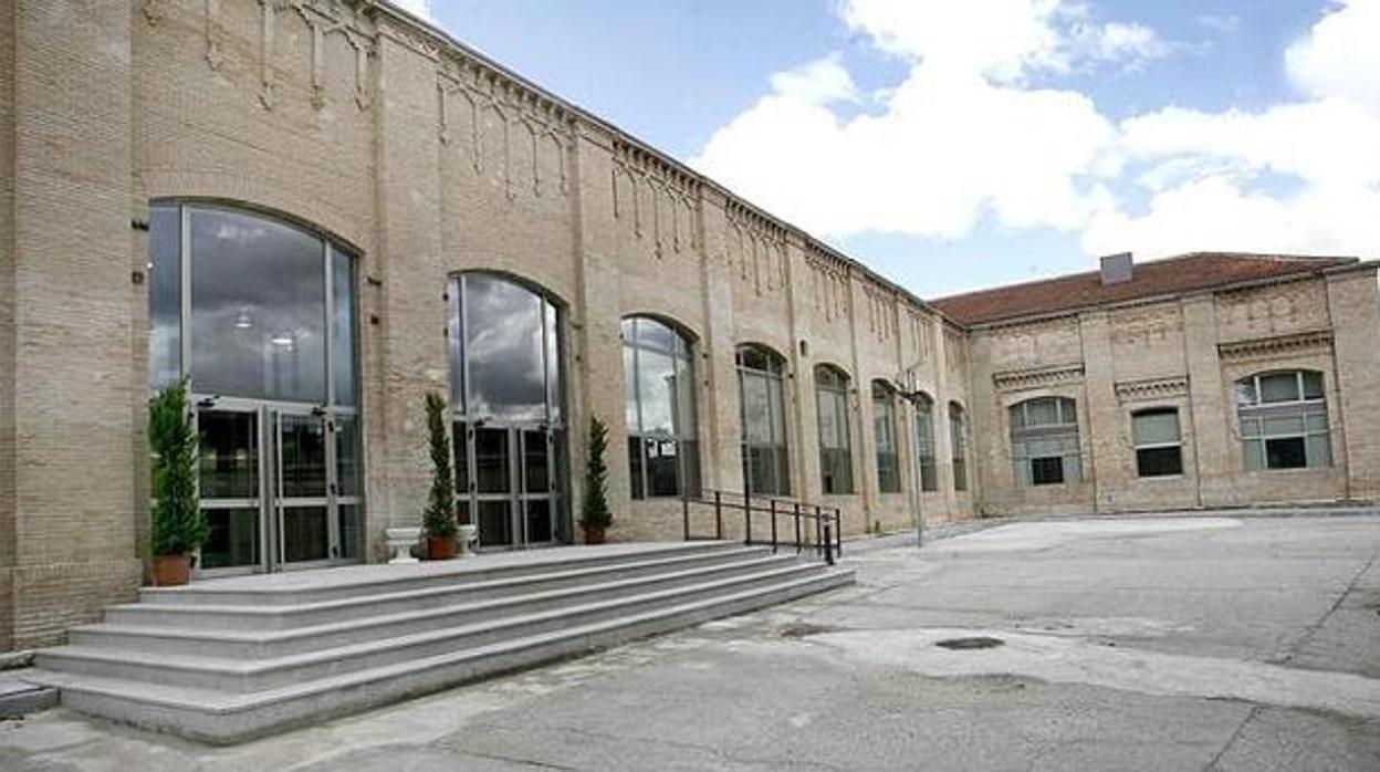 Un edificio del campus de Toledo Fábrica de Armas