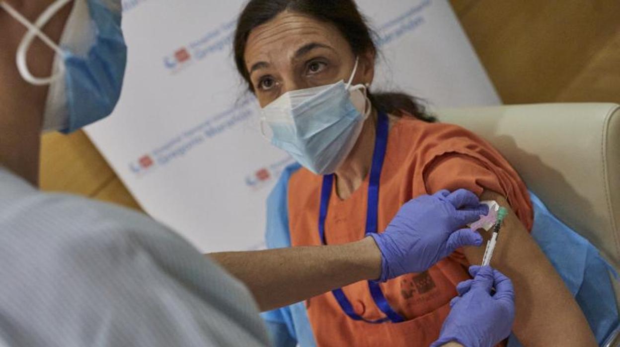 Una enfermera vacuna a una sanitaria contra el Covid en el Hospital Gregorio Marañón de Madrid