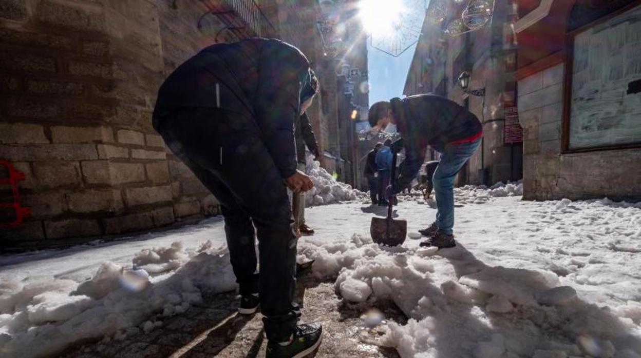 Varios vecinos retiran nieve de sus calles con ayuda de una pala