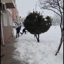 Vecinos limpiando nieve en el Polígono