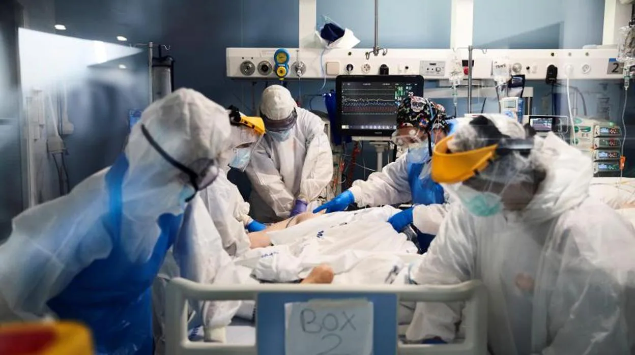 Personal de UCI atiende a un enfermo en el Hospital del Mar de Barcelona