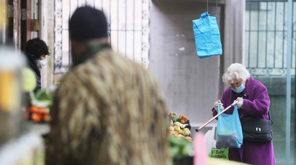 Una mujer compra en la plaza de abastos de Santiago, en una imagen de archivo